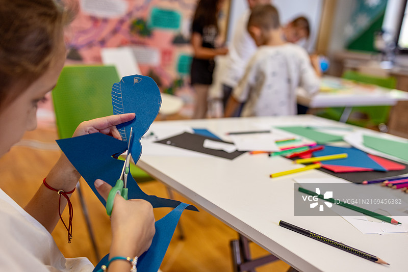 一个女孩在关于地球的工作坊上。图片素材
