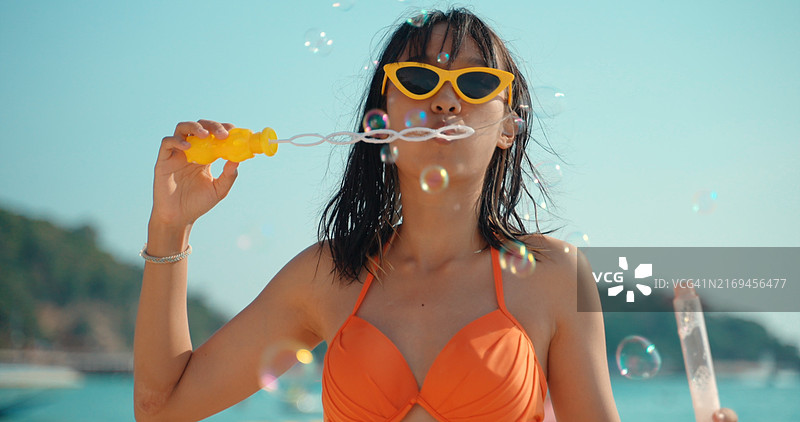 在热带天堂海滩上嬉戏玩水的少女图片素材