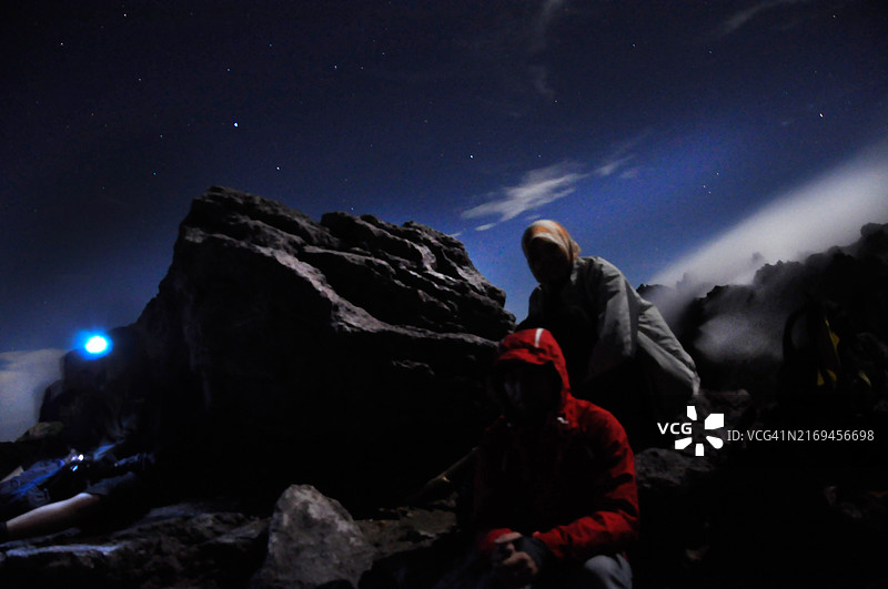 夜晚在默拉皮火山顶徒步图片素材