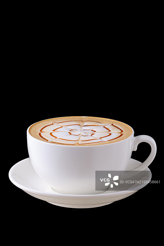 黑色背景下带碟子的卡布奇诺大陶瓷杯图片素材