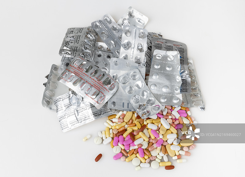 带有彩色药丸和胶囊的空泡罩包装，白色背景图片素材