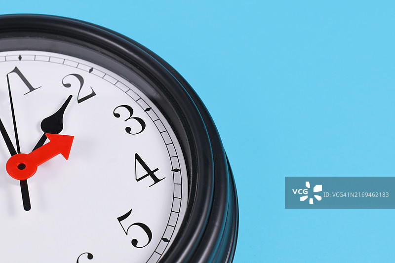 欧洲夏令时时间变更概念：红色箭头象征时钟拨快一小时图片素材