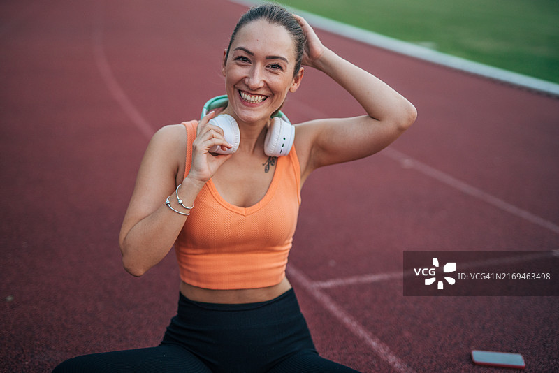 年轻女人在户外跑道上锻炼图片素材
