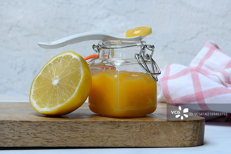 装满柠檬酱的玻璃罐图片素材