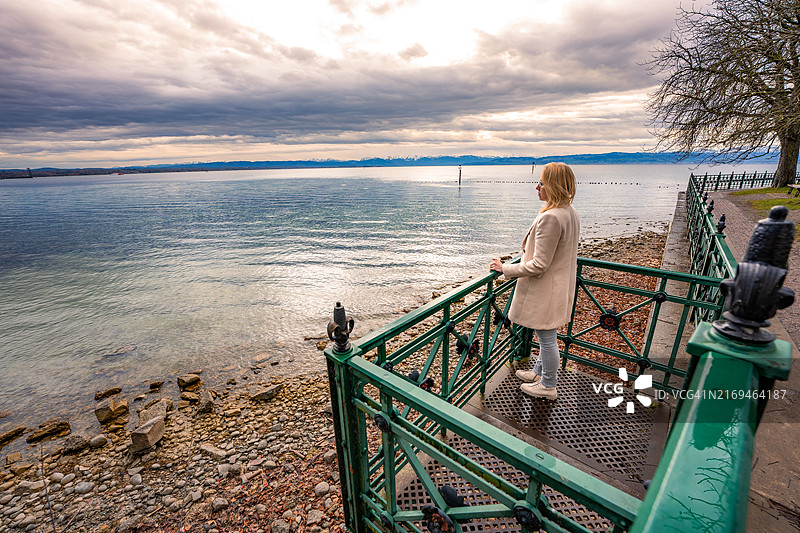 在阳台上眺望康斯坦茨湖的女人，腓特烈港，德国，欧洲图片素材
