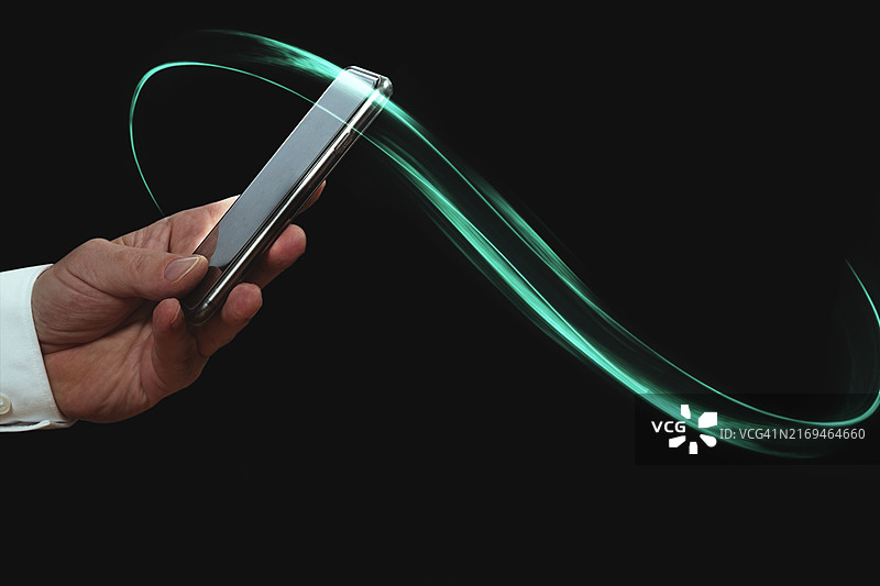 被绿色灯带环绕的智能手机图片素材