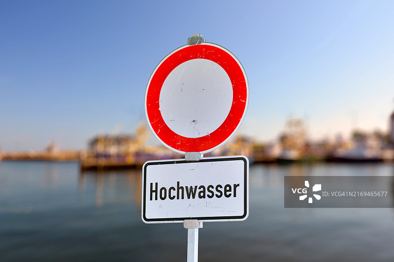 德国洪水警示标志，带有红色圆圈和文字“洪水”图片素材