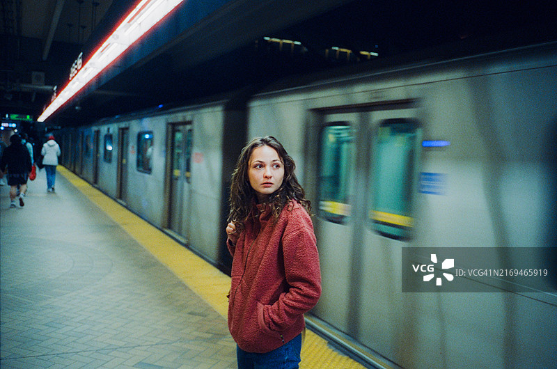 在蒙特利尔地铁站候车的女人图片素材