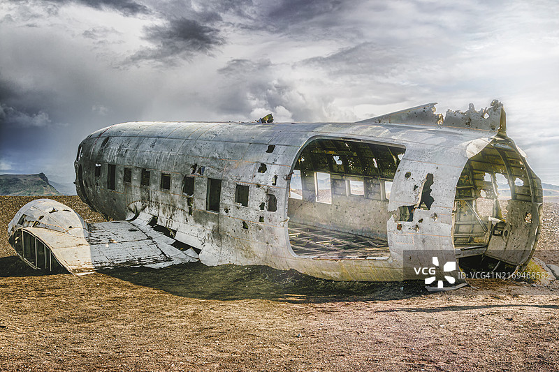 冰岛黑沙滩上的DC 3飞机残骸图片素材