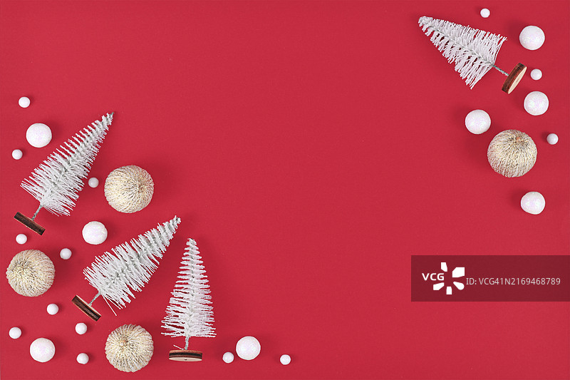 圣诞扁平构图：迷你松树、雪球与装饰图片素材