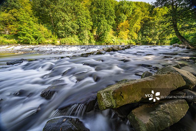 北莱茵-威斯特法伦州索林根市威珀科顿附近的伍珀河图片素材