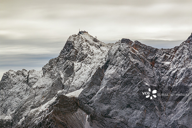 被雪覆盖的楚格峰山区车站景色图片素材