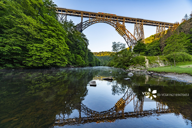 明斯滕大桥:位于索林根和雷姆沙伊德之间,跨越伍珀河,在北莱茵-威斯特法伦州修复期间图片素材