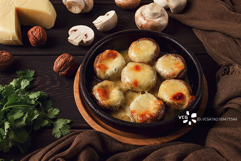 格鲁吉亚传统酿蘑菇，苏鲁古尼奶酪陶锅烘焙图片素材