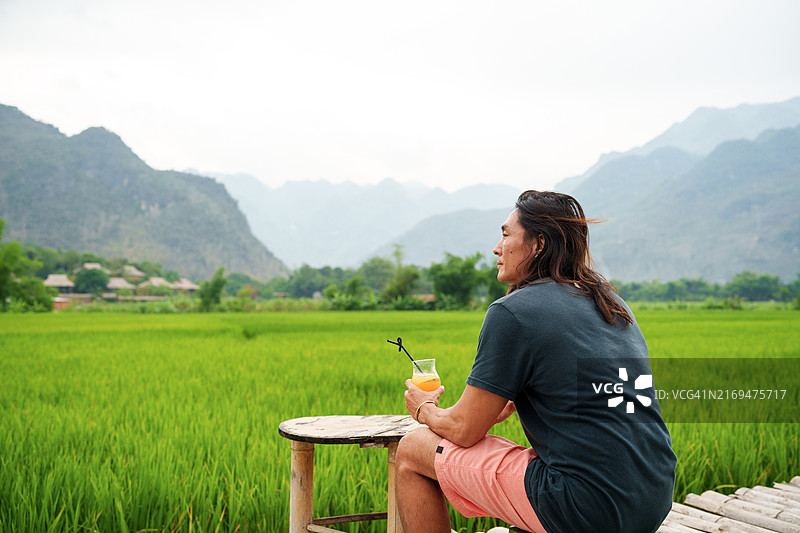 男人在枚州山谷喝酒图片素材