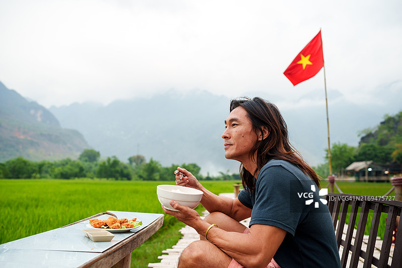 在梅州山谷用餐的男人图片素材
