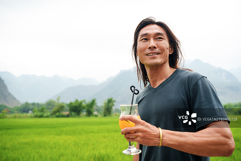 男人在枚州山谷喝酒图片素材