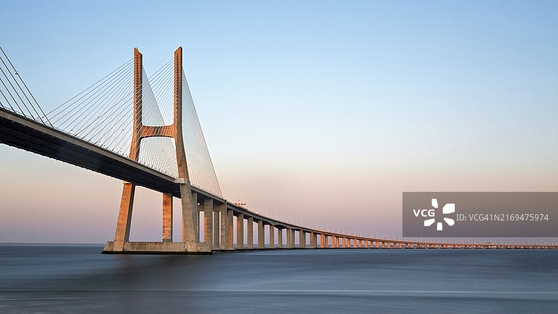 里斯本达伽马大桥渐变日落下的斜拉桥图片素材