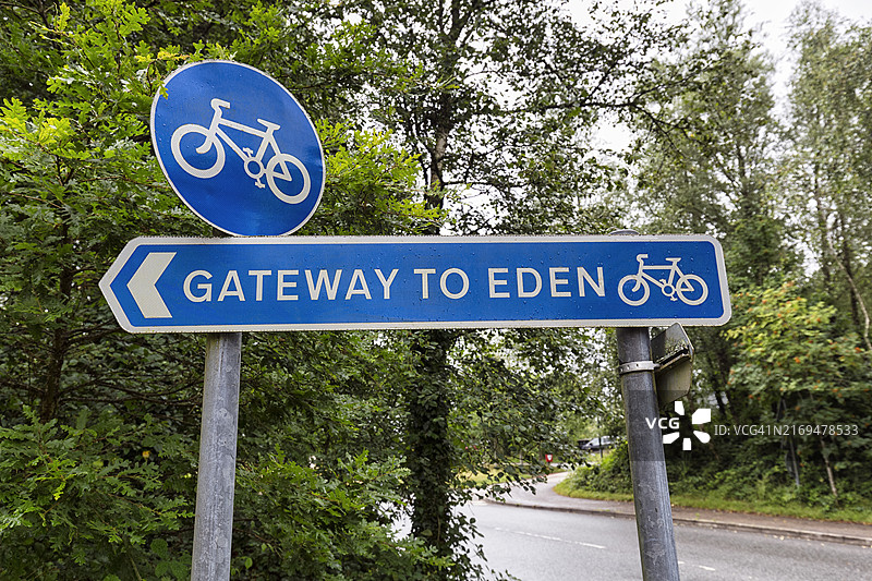 雨中的蓝色交通标志：通往天堂之路图片素材