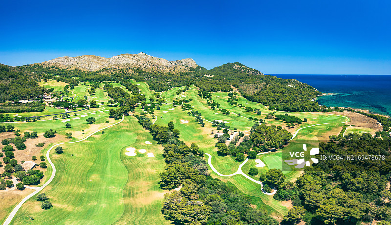 山海相间绿色高尔夫球场航拍图片素材