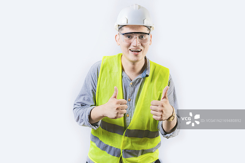 做出OK手势的年轻工程师图片素材