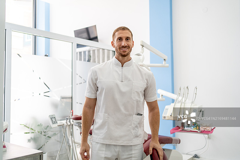 牙科诊所男牙医特写图片素材