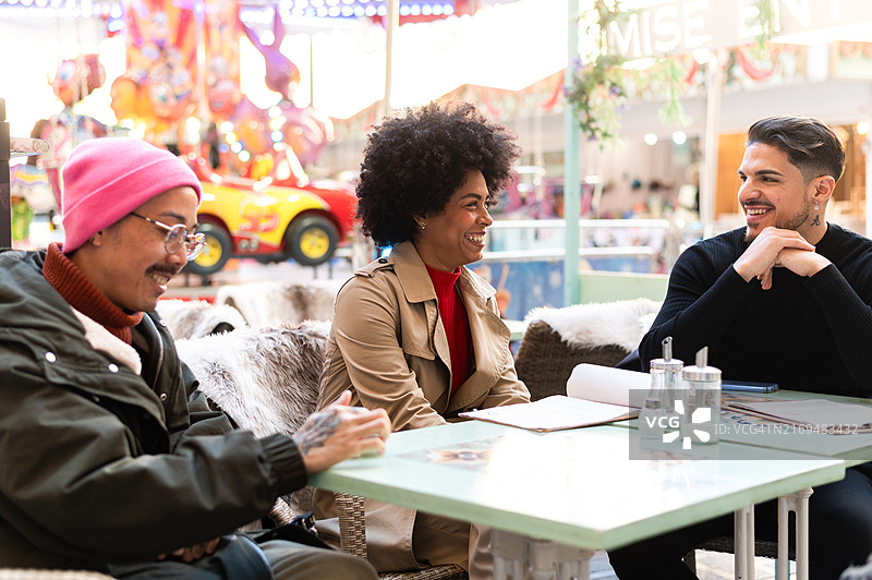 朋友们在圣诞市场咖啡馆一起享用早午餐图片素材