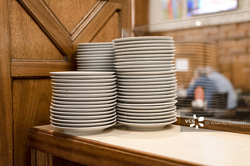 餐厅里堆放的白色餐具图片素材