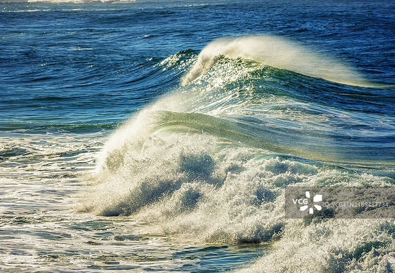 巴西里约热内卢伊帕内玛海滩晨曦中的浪花图片素材