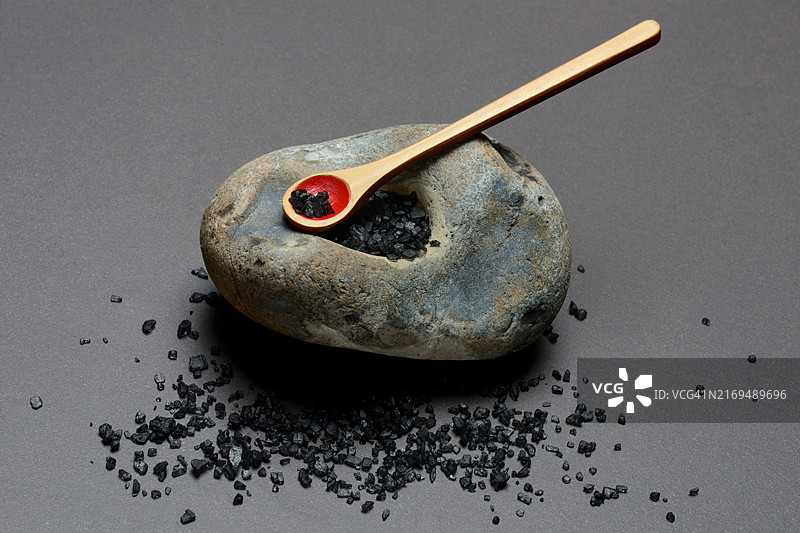 勺子和石碗中的夏威夷黑盐，含活性炭的海盐图片素材