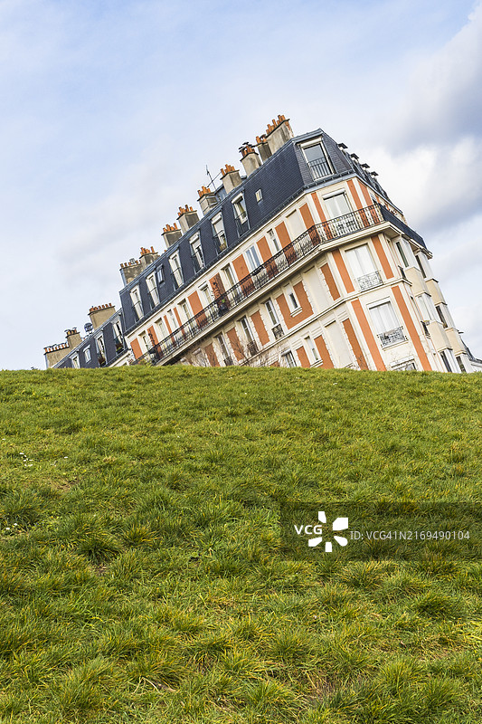 巴黎蒙马特下沉的房子是一种因明信片照片而流行的幻觉图片素材