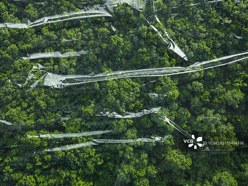 包裹在塑料箔中的热带绿色森林和自然风光。 从航拍角度拍摄。 由塑料引起的环境污染。 裹在塑料薄膜中。 塑料问题。 地球污染。 回收和全球废物问题图片素材