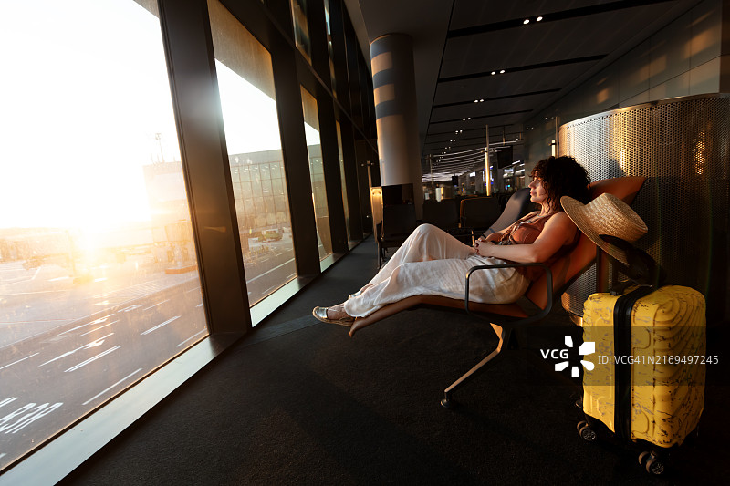 在机场等待的女孩图片素材