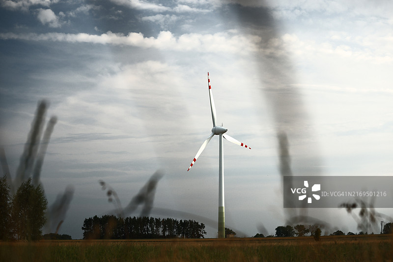 多云天空下的风车景观图片素材