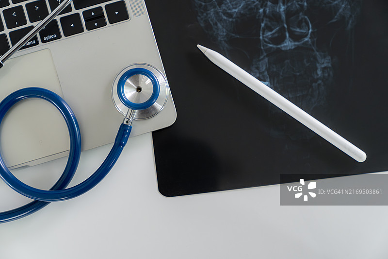 医生桌面X光片，医疗保健概念图片素材