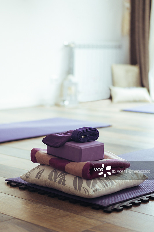 空旷的瑜伽馆内部，有垫子和配件，垂直拍摄图片素材