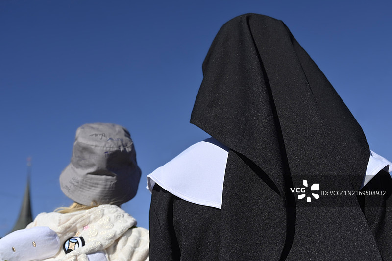 修女与青少年的照片符号图片素材