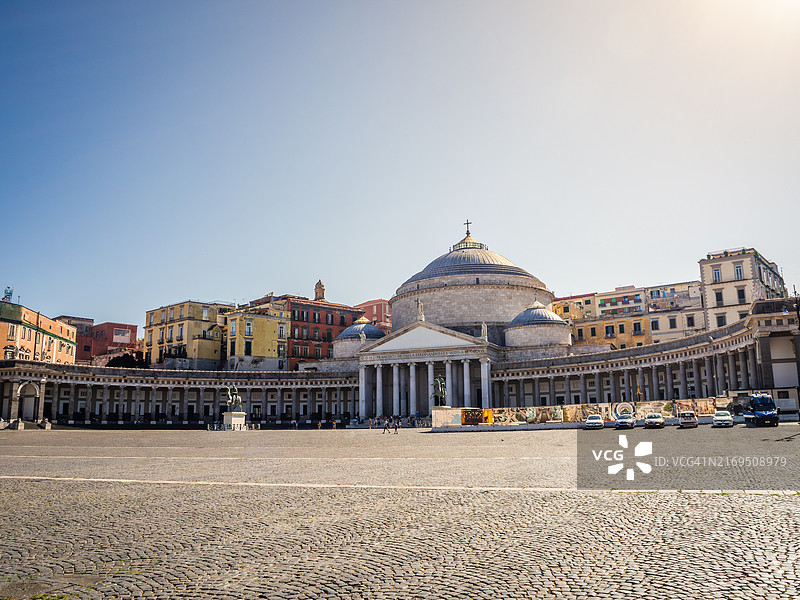 那不勒斯新古典主义圣弗朗切斯科·迪·保拉大教堂立面图片素材