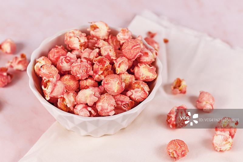 白色碗中粉色草莓味甜爆米花图片素材