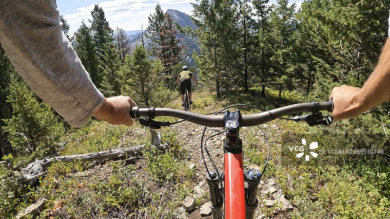 在山脊小道上骑山地自行车的POV视角图片素材