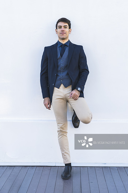 在白色背景户外的男人肖像图片素材