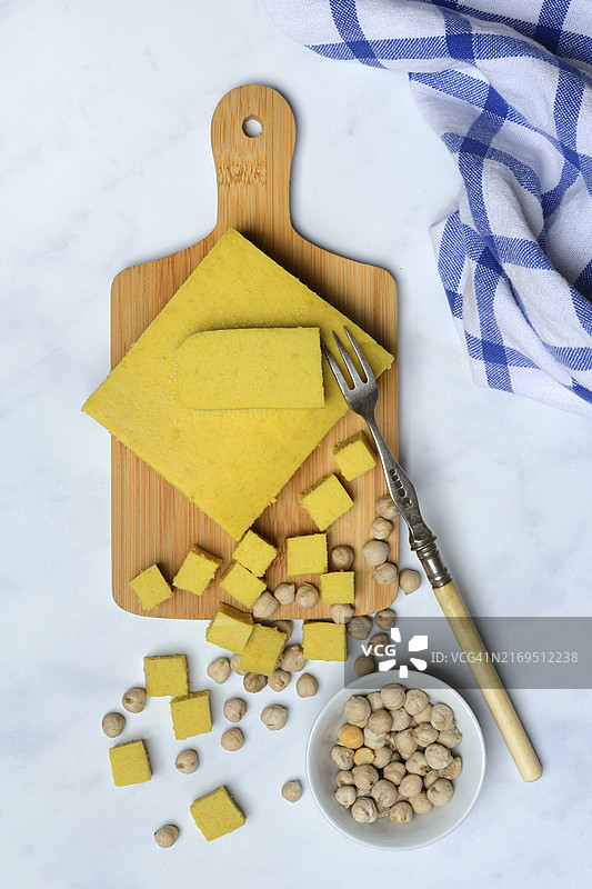 木板上的鹰嘴豆腐和鹰嘴豆饼图片素材