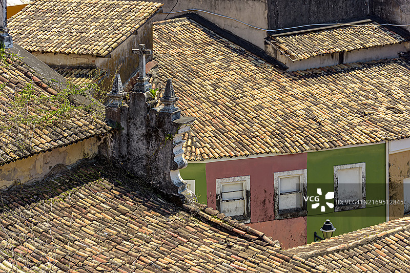 萨尔瓦多佩洛尼奥区殖民风格房屋和教堂的屋顶图片素材