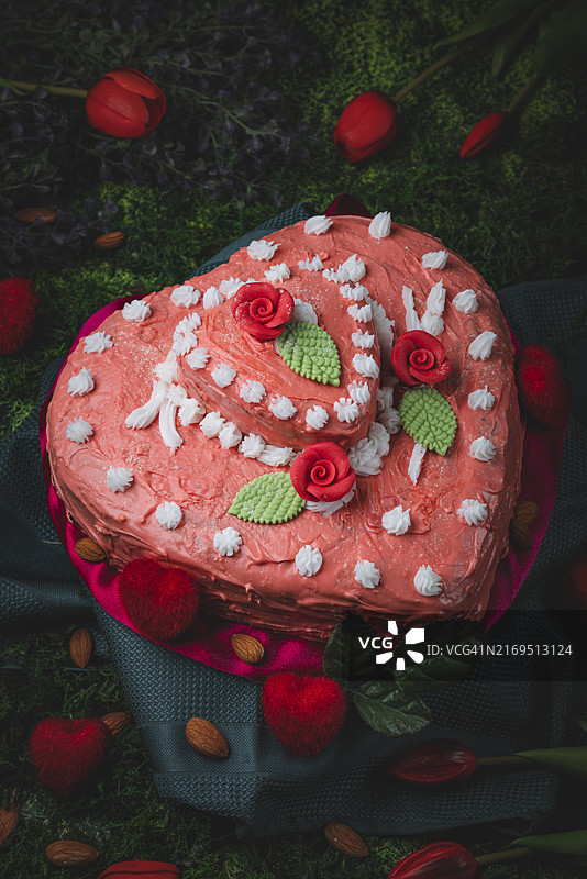 装饰粉色蛋糕，情人节美食摄影图片素材