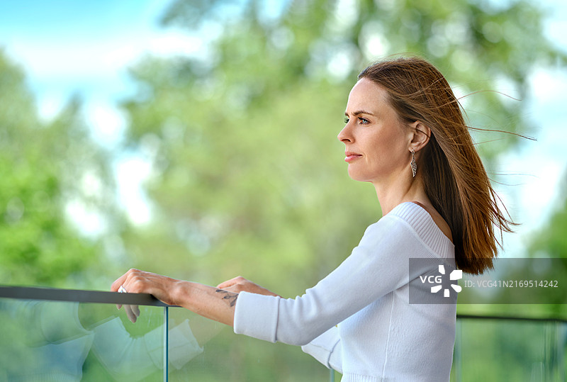 可爱的女游客站在观景台上欣赏美景图片素材