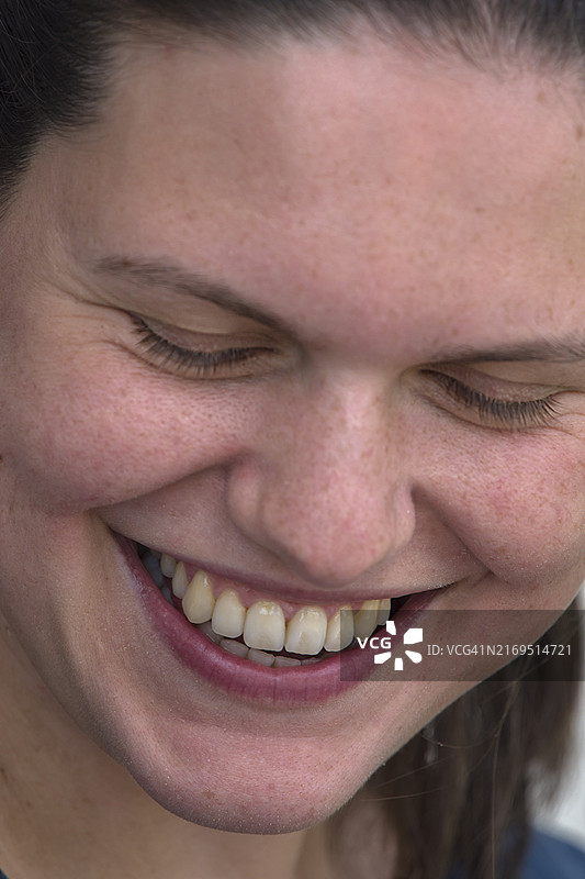 笑着的年轻女人特写，位于德国梅克伦堡-前波美拉尼亚州，欧洲图片素材