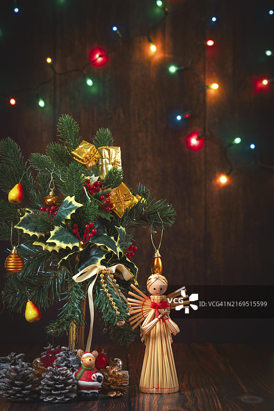 圣诞花艺装饰，彩灯，稻草天使，木背景图片素材