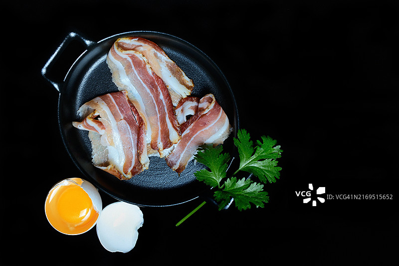 培根条肉饼和搅拌鸡蛋图片素材