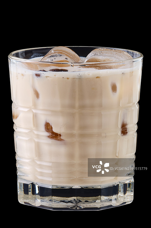黑色背景上手工调制白色俄罗斯鸡尾酒图片素材