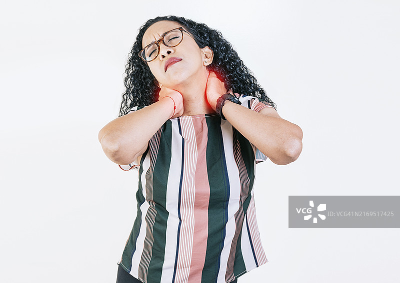 颈部紧张的人：颈部疼痛和压力概念，非裔女孩患有颈部疼痛图片素材